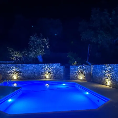 Delphini Vila Argiratika